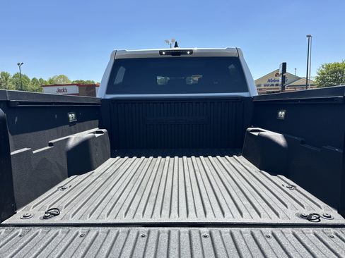 Used 2025 Toyota Tacoma TRD Sport image 19