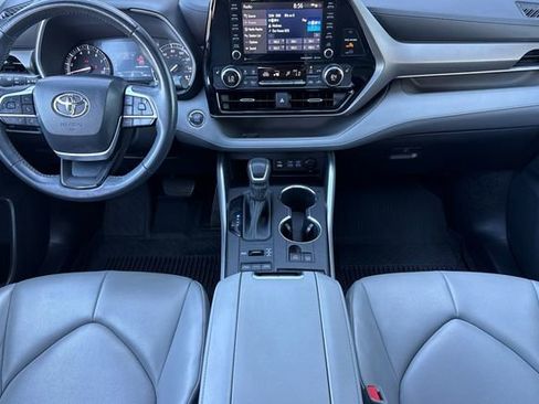 Used 2022 Toyota Highlander XLE AWD/4WD image 17