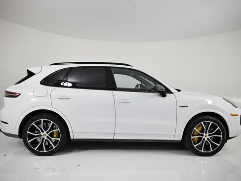 Certified 2023 Porsche Cayenne Turbo S AWD/4WD image 8