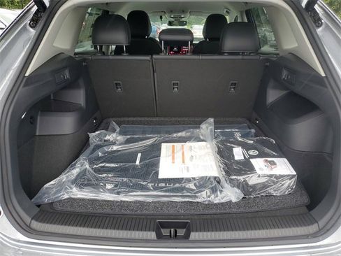 New 2025 Volkswagen Tiguan SE image 9