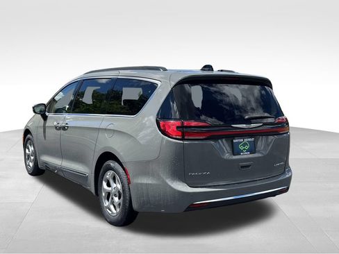 Used 2023 Chrysler Pacifica Limited FWD image 5