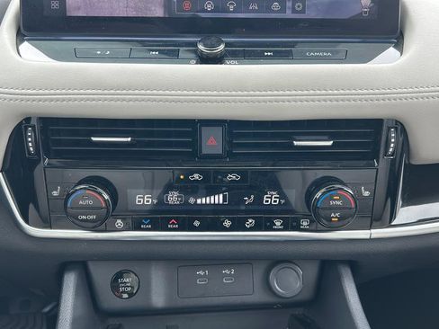 Used 2025 Nissan Rogue SL w/ Tech Package FWD image 16