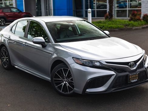Used 2024 Toyota Camry SE FWD image 2