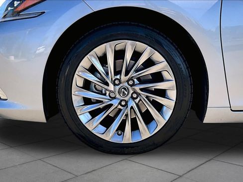 Certified 2022 Lexus ES 300h w/ Accessory Package FWD image 10