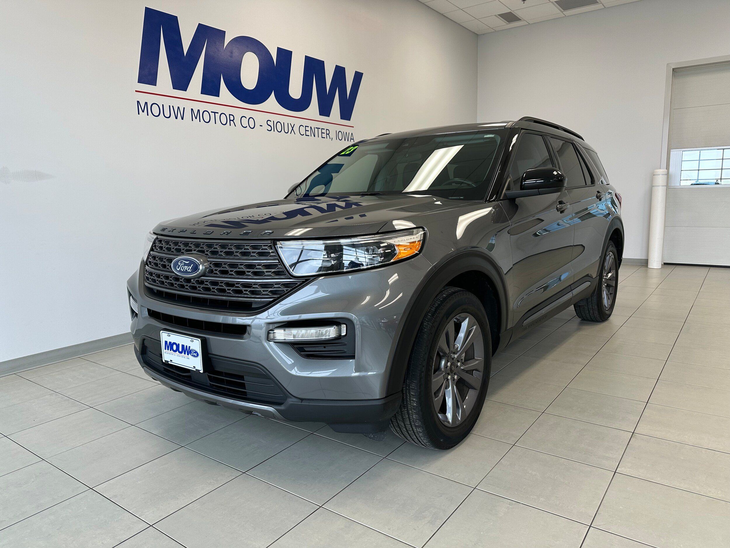 Used 2023 Ford Explorer XLT w/ Equipment Group 202A AWD/4WD image 2