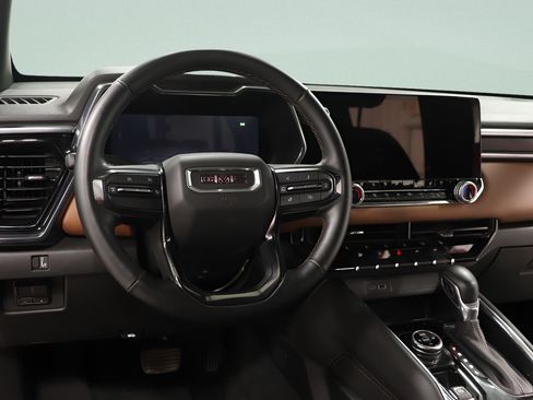 Used 2025 GMC Canyon AT4 w/ Technology Plus Package AWD/4WD image 9