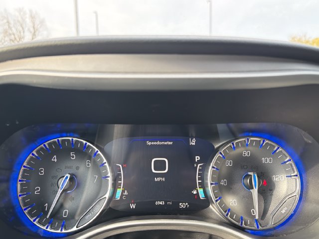 Used 2027 Chrysler Pacifica Select FWD image 26