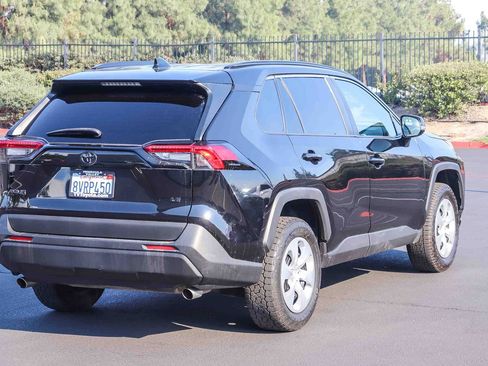 Used 2021 Toyota RAV4 LE FWD image 7