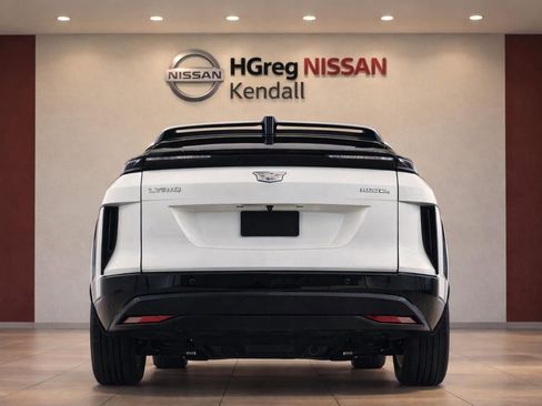 Used 2024 Cadillac Lyriq Luxury AWD/4WD image 2
