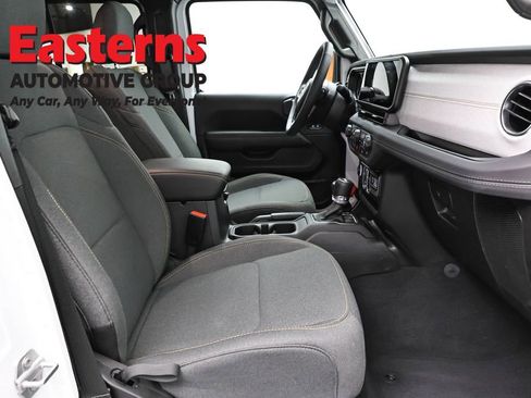 Used 2025 Jeep Wrangler Unlimited Sahara image 24