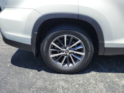 Used 2019 Toyota Highlander XLE AWD/4WD image 5