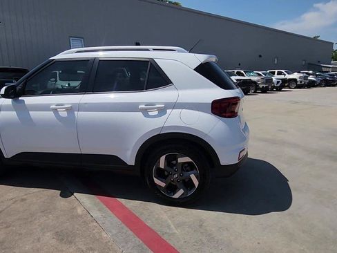 Used 2023 Hyundai Venue SEL FWD image 6