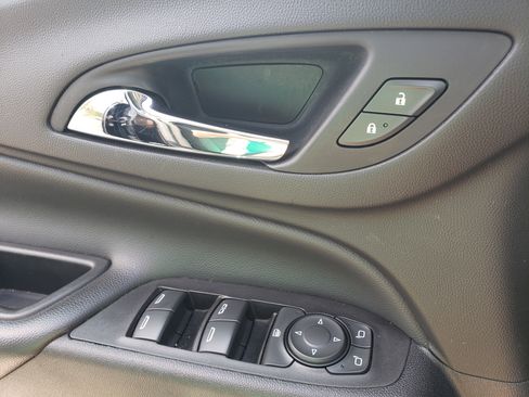 Used 2022 Chevrolet Equinox LT w/ Driver Convenience Package image 14