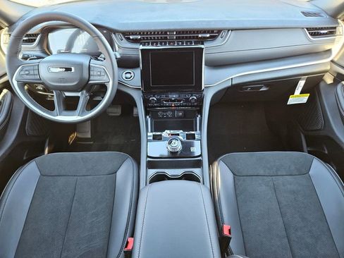 New 2025 Jeep Grand Cherokee Altitude image 12