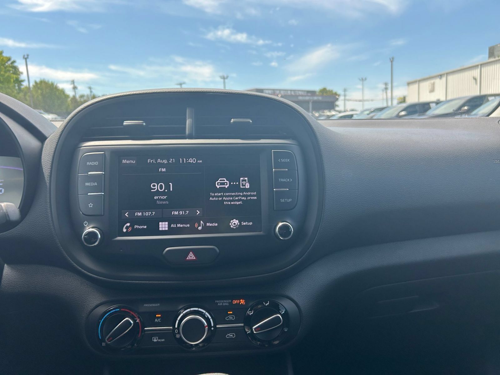 Used 2025 Kia Soul LX w/ LX Technology Package FWD image 16