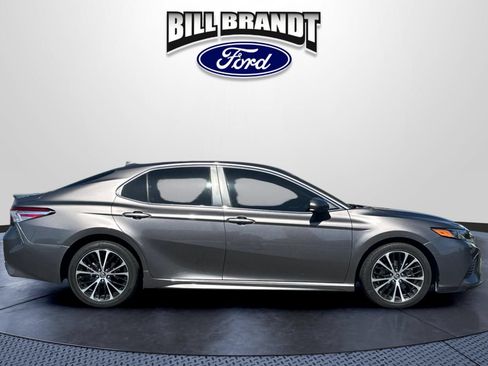 Used 2020 Toyota Camry SE FWD image 2