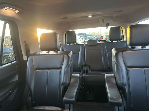 Used 2023 Ford Expedition XLT image 9