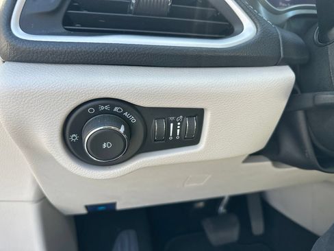 Used 2023 Chrysler Pacifica Touring-L FWD image 8