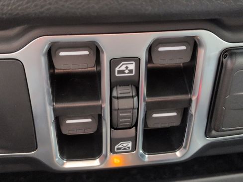 Certified 2025 Jeep Gladiator Mojave AWD/4WD image 21