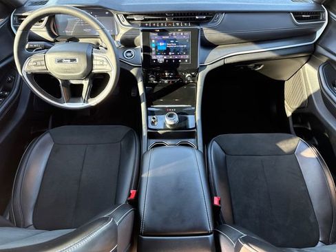 Used 2025 Jeep Grand Cherokee Altitude image 10