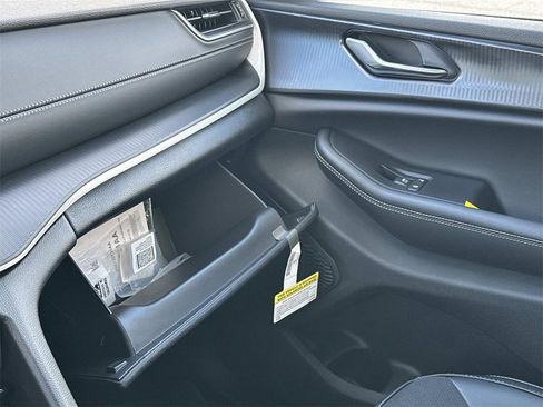 New 2025 Jeep Grand Cherokee L Altitude image 18