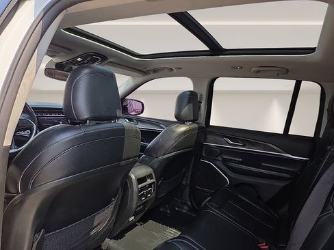 Used 2022 Jeep Grand Cherokee Limited AWD/4WD image 12