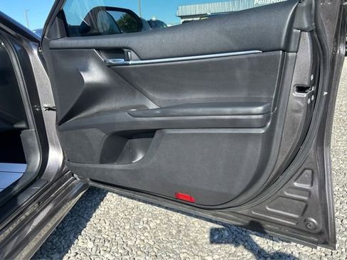 Used 2022 Toyota Camry SE w/ Cold Weather Package FWD image 21