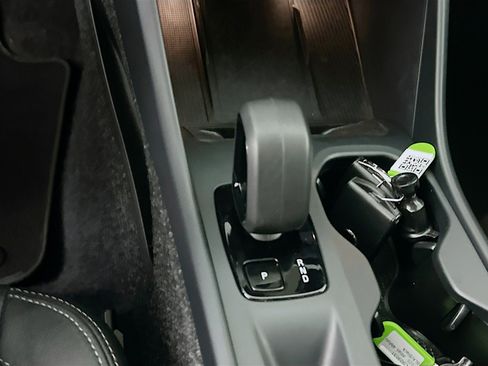 Used 2025 Volvo XC40 B5 Core image 25