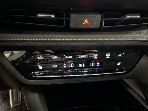 Used 2022 Buick Envision Essence w/ Sport Touring Package FWD image 16