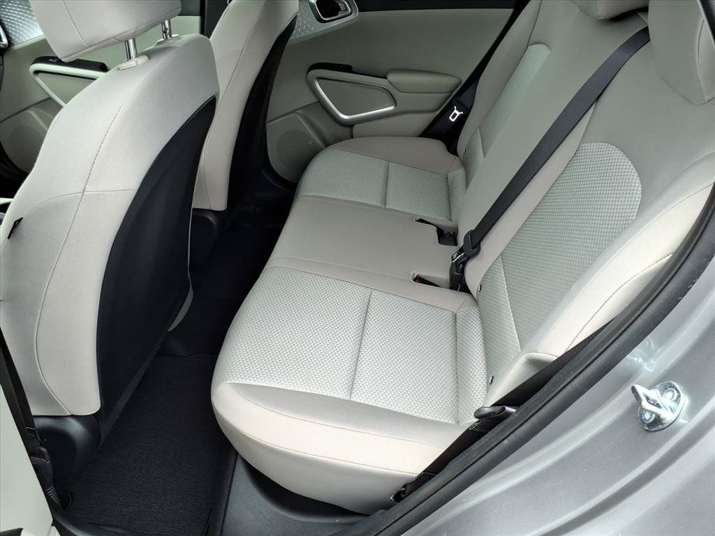 Used 2025 Kia Soul LX w/ LX Technology Package FWD image 11