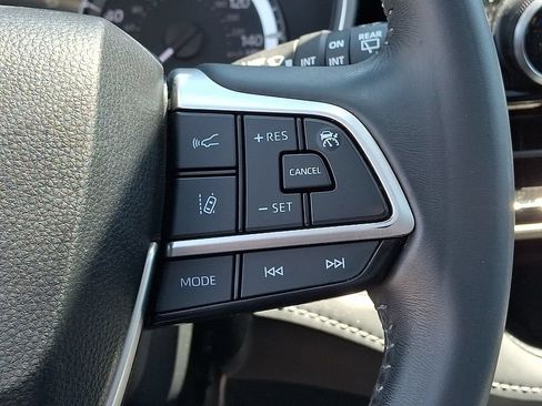 Used 2024 Toyota Highlander XLE AWD/4WD image 23