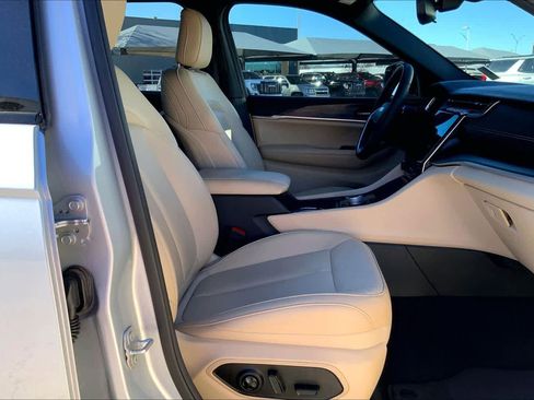 Used 2023 Jeep Grand Cherokee Limited image 8