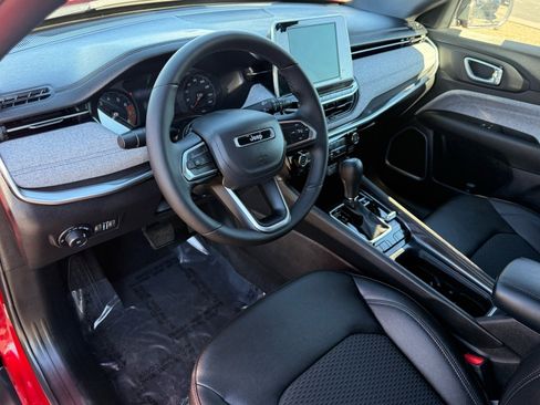 Used 2025 Jeep Compass Latitude image 13