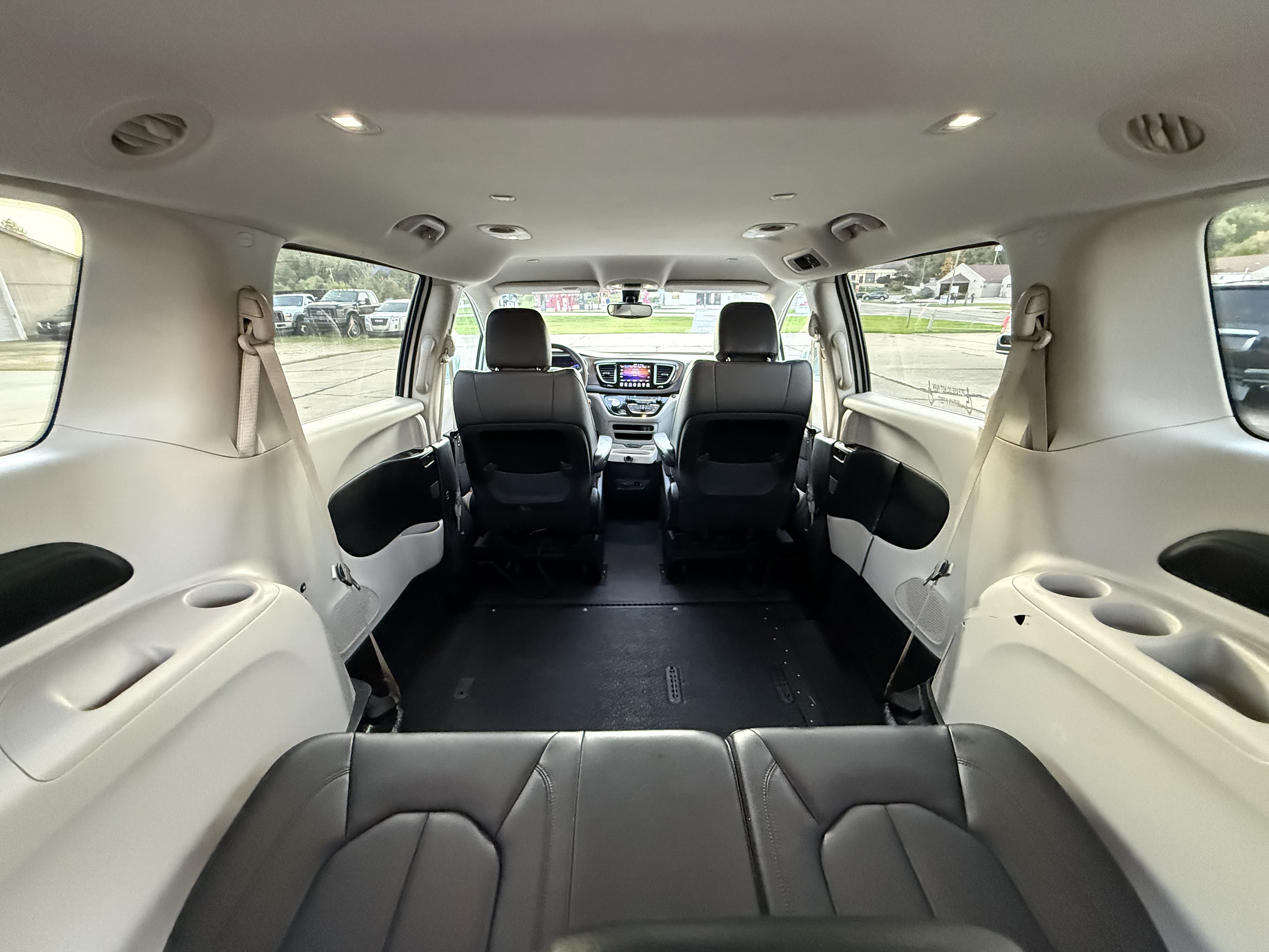 Used 2017 Chrysler Pacifica Touring-L FWD image 32