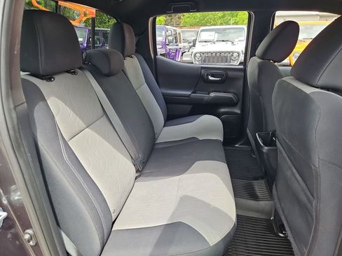 Used 2021 Toyota Tacoma TRD Off-Road w/ Technology Package AWD/4WD image 15