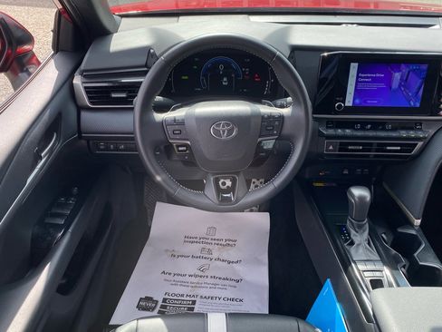 Used 2025 Toyota Camry SE image 8