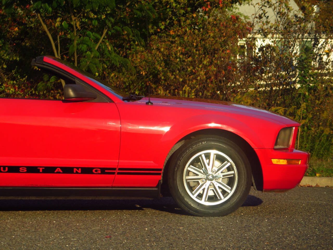 Used 2005 Ford Mustang Convertible RWD image 28