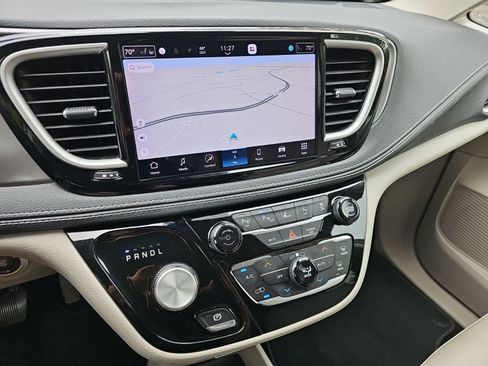 Used 2021 Chrysler Pacifica Touring-L w/ Uconnect Theater Family Group FWD image 22