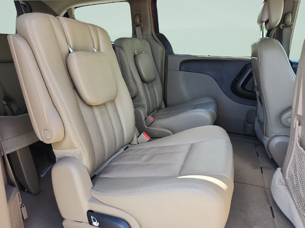 Used 2015 Chrysler Town & Country Touring-L w/ Driver Convenience Group FWD image 32
