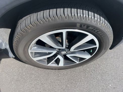 Used 2019 Nissan Rogue SL w/ Premium Package image 2