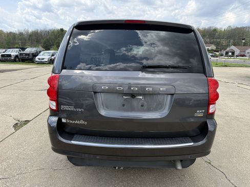 Used 2016 Dodge Grand Caravan SXT FWD image 9