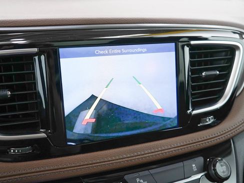 Used 2017 Chrysler Pacifica Limited w/ UConnect Theater Package FWD image 26
