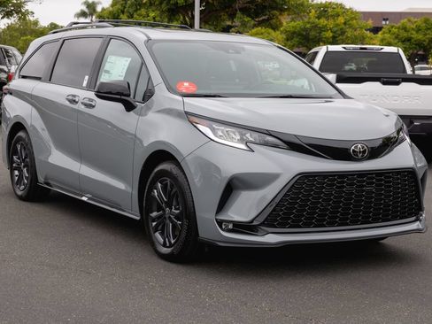 New 2026 Toyota Sienna XSE AWD/4WD image 3