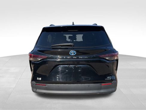 Used 2024 Toyota Sienna XLE FWD image 4