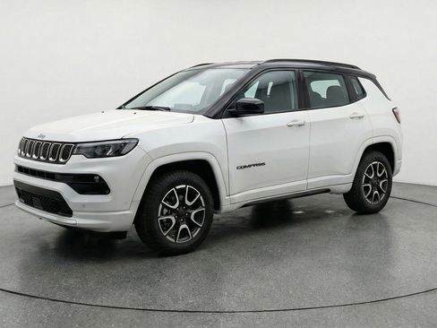 Used 2025 Jeep Compass Trailhawk image 3