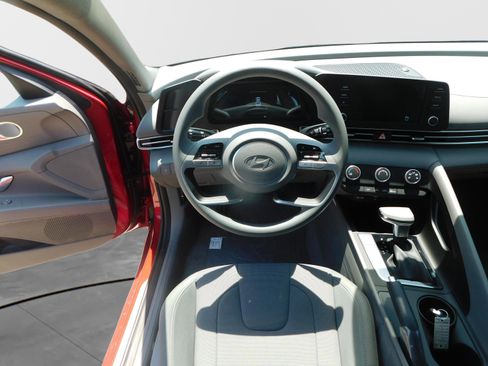 Certified 2025 Hyundai Elantra SE image 9