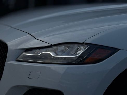 Used 2019 Jaguar F-PACE Prestige image 2