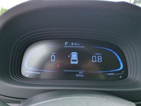 Used 2025 Hyundai Venue SEL FWD image 16