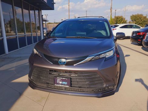 Used 2021 Toyota Sienna LE FWD image 6