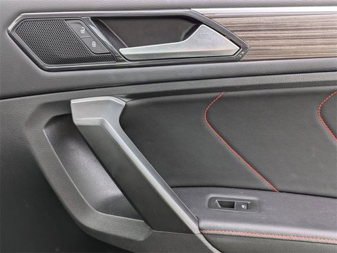 Used 2024 Volkswagen Tiguan SE image 34